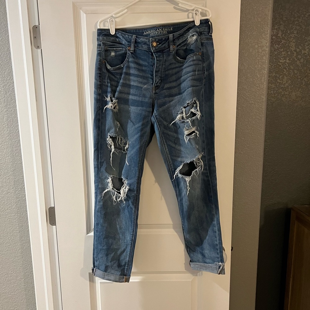 Women’s American Eagle destroyed cropped jeans size 10 long